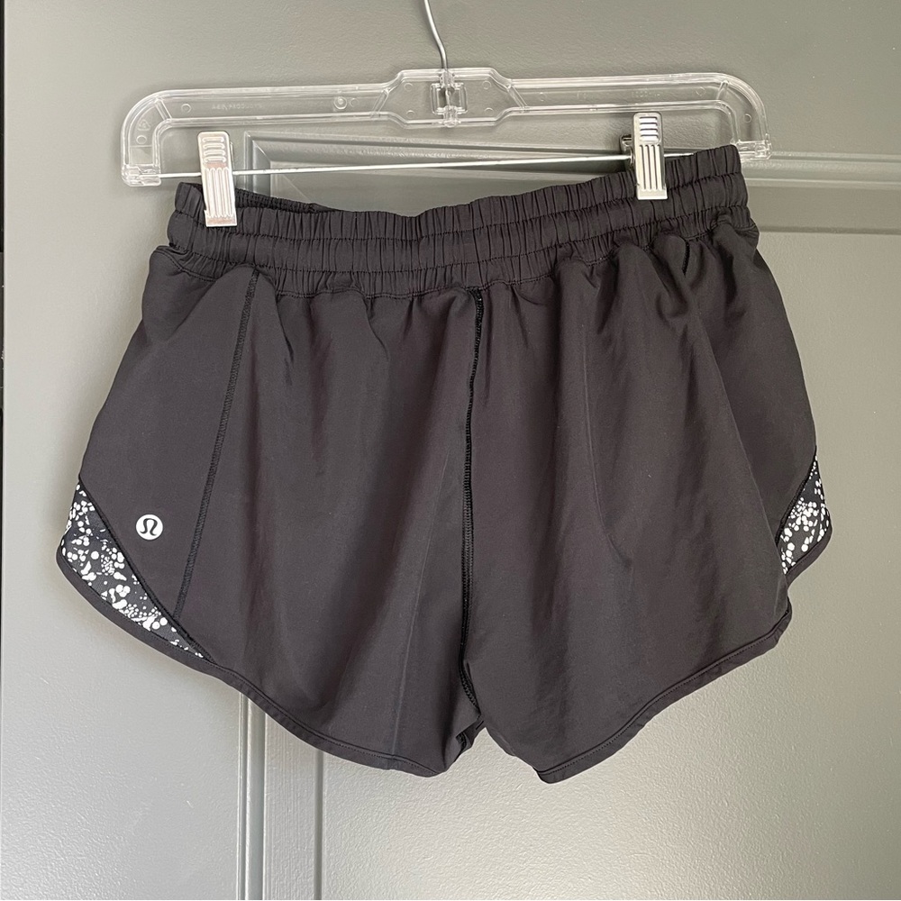 Lululemon hotty hot 2.5" Shorts Black with chirasu black mesh size 8